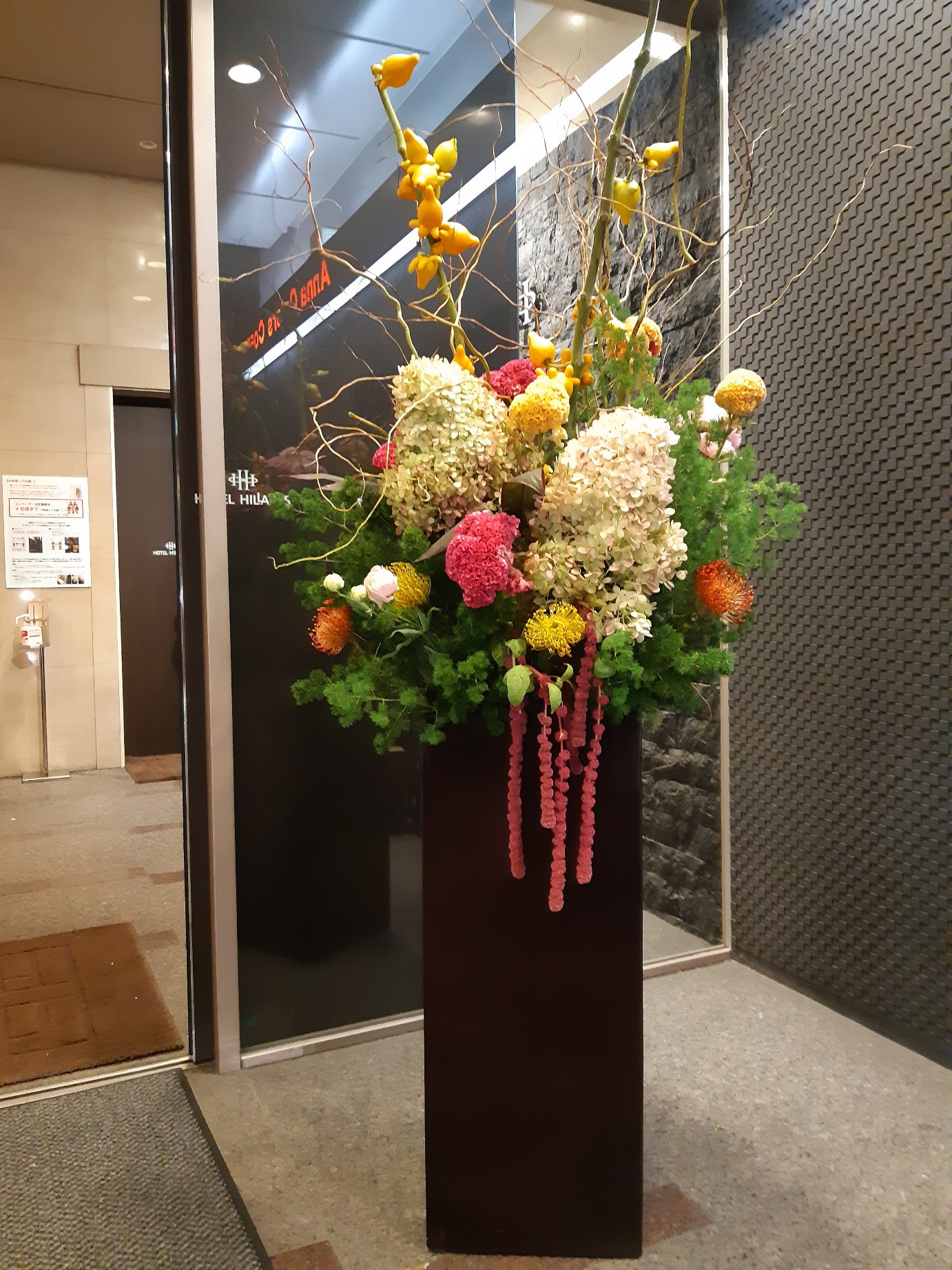 ホテルの玄関の装飾を依頼するなら大阪の旭区にある花屋｜結いはなで
