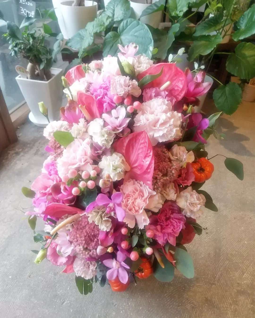 女性専用サロンの６周年御祝に花を贈るなら大阪の旭区にある花屋｜結いはなで