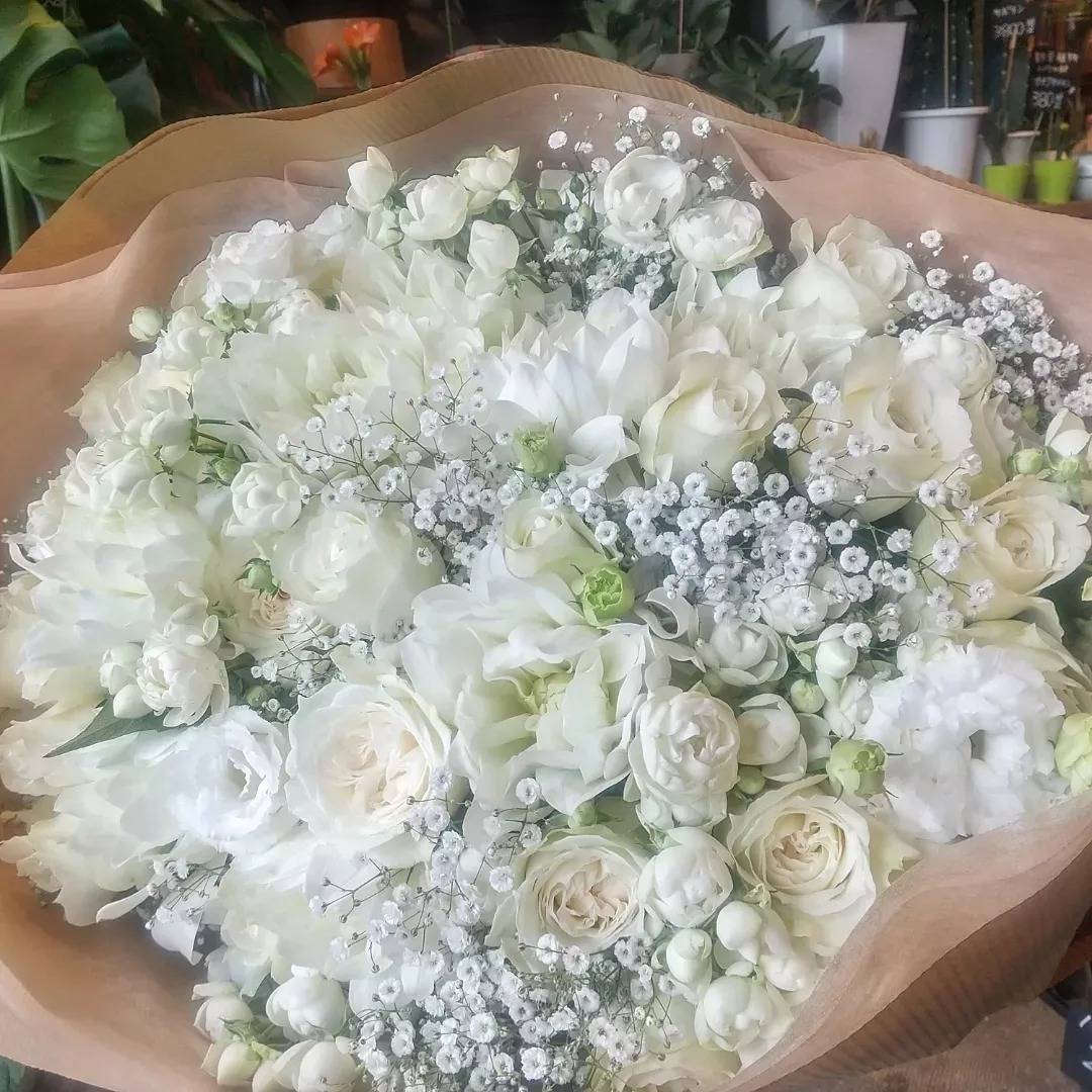 プロポーズに渡す白色の花束