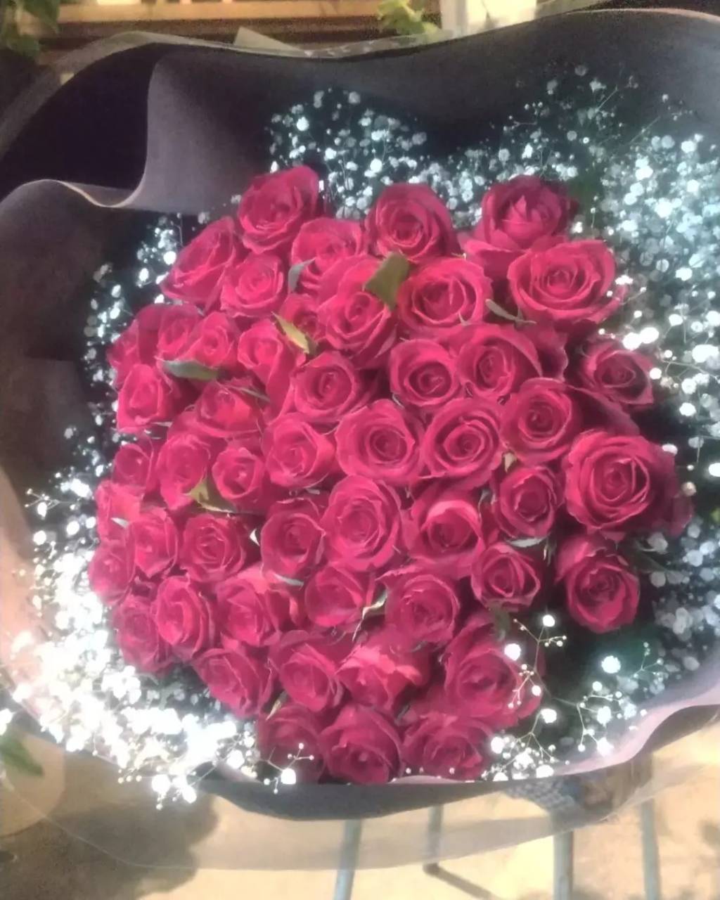 プロポーズ用に贈る赤バラ50本の花束